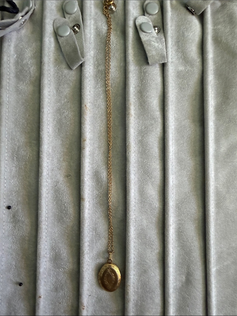 Source Unknown Gold Oval Locket Pendant Necklace